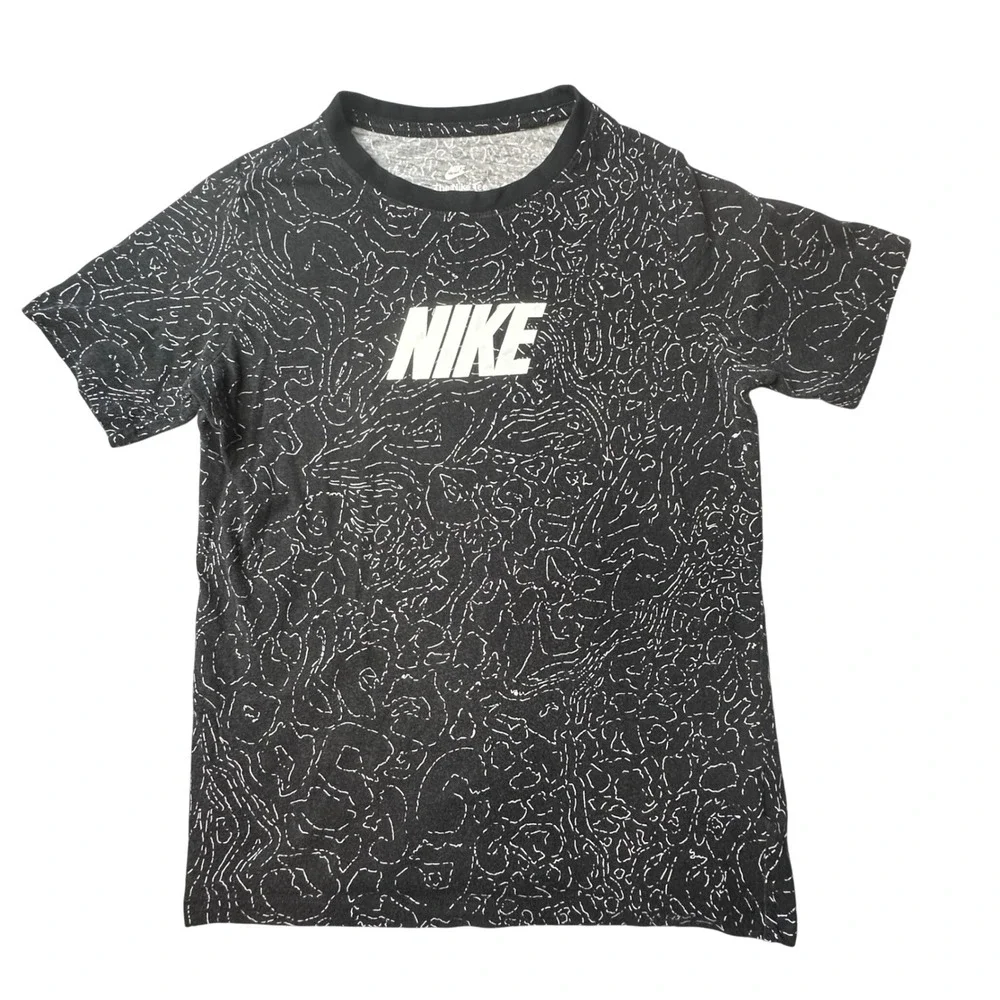 Nike T-Shirt Kids XL Black Topographic Print Sportswear FD0831-010 Short Sleeve